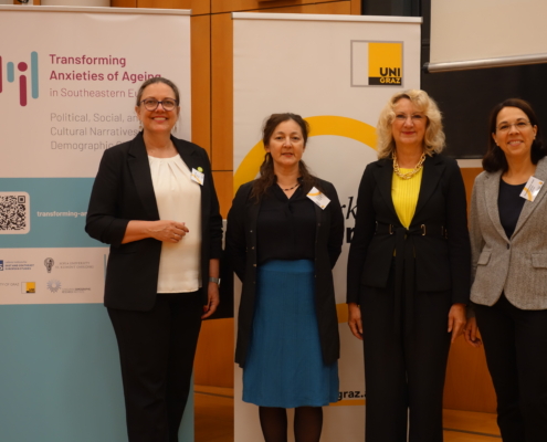 Ulla Kriebernegg (left) and Dagmar Gramshammer-Hohl (right) with members of the AGE-C project team